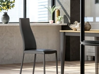 Sedia Beauty in ecopelle con gambe in metallo di Easyline