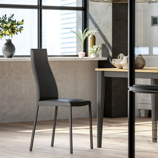 Sedia Beauty in ecopelle con gambe in metallo di Easyline