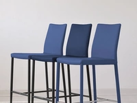 Sgabello Bess SG in tessuto imbottito e base in metallo di Sedie Brianza