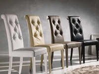 Sedia Billionaire rivestita in ecopelle imbottita e trapuntata con base laccata in tinta di La Seggiola