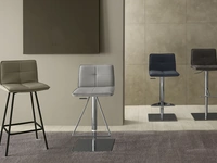 Sgabello Bolt in ecopelle con basamento in metallo di Zamagna