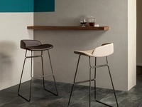 Sgabello Brend con seduta in pelle e struttura in metallo di Tonin Casa