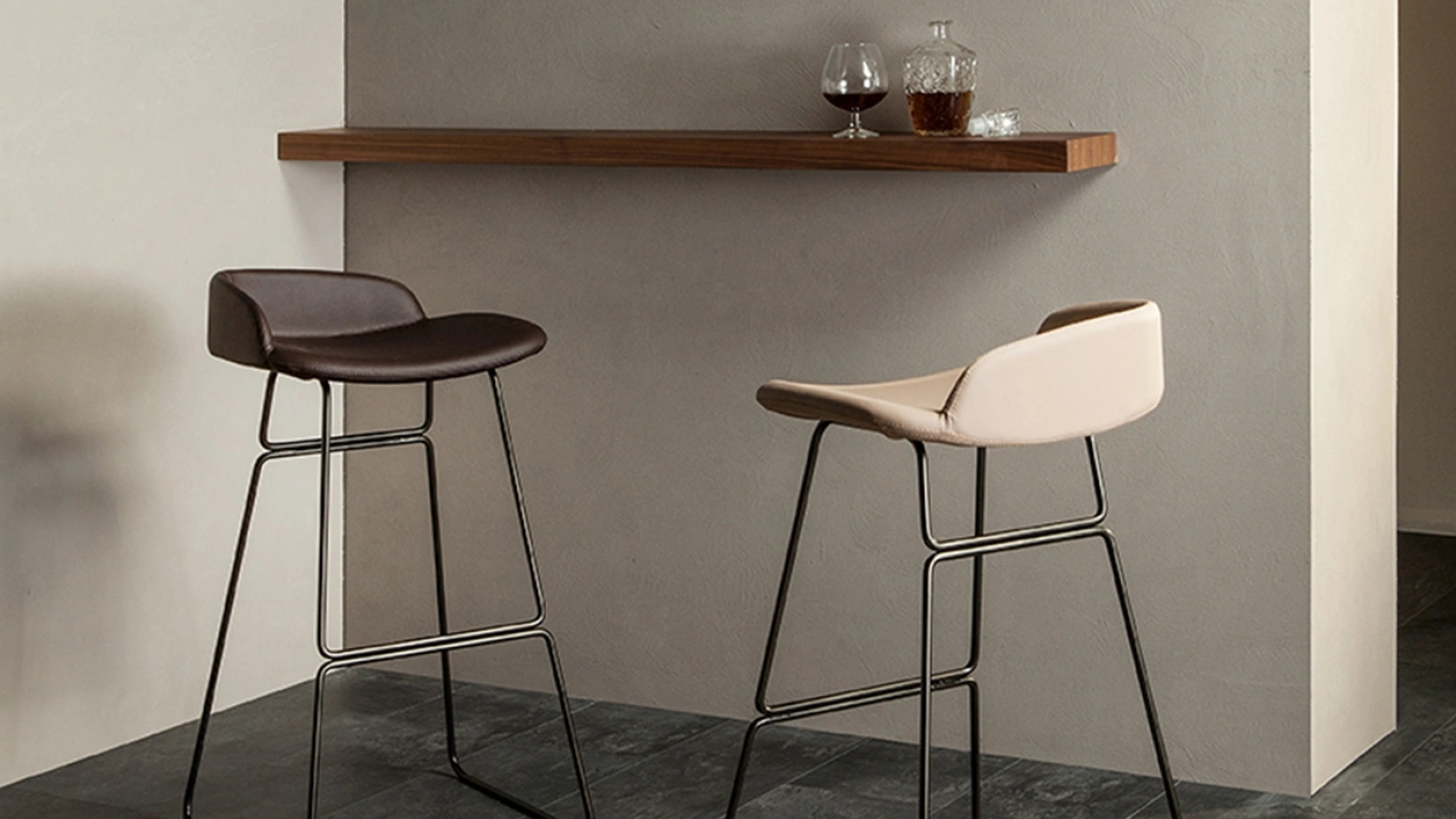 Sgabello Brend con seduta in pelle e struttura in metallo di Tonin Casa