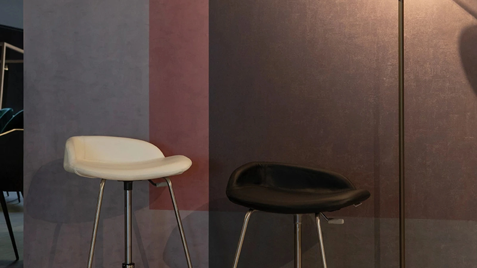 Sgabello Brend con seduta in pelle e struttura in metallo di Tonin Casa