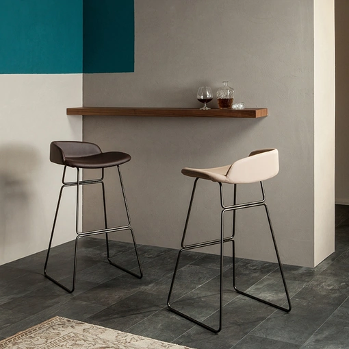 Sgabello Brend con seduta in pelle e struttura in metallo di Tonin Casa