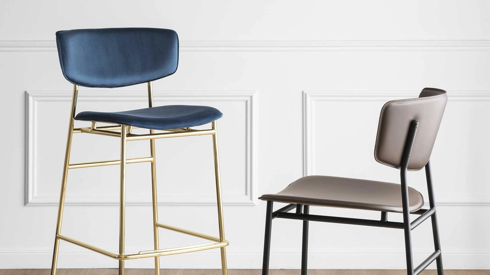 Sgabello con struttura in metallo e seduta in tessuto o ecopelle Fifties di Calligaris