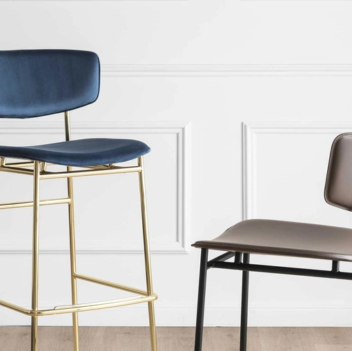 Sgabello con struttura in metallo e seduta in tessuto o ecopelle Fifties di Calligaris