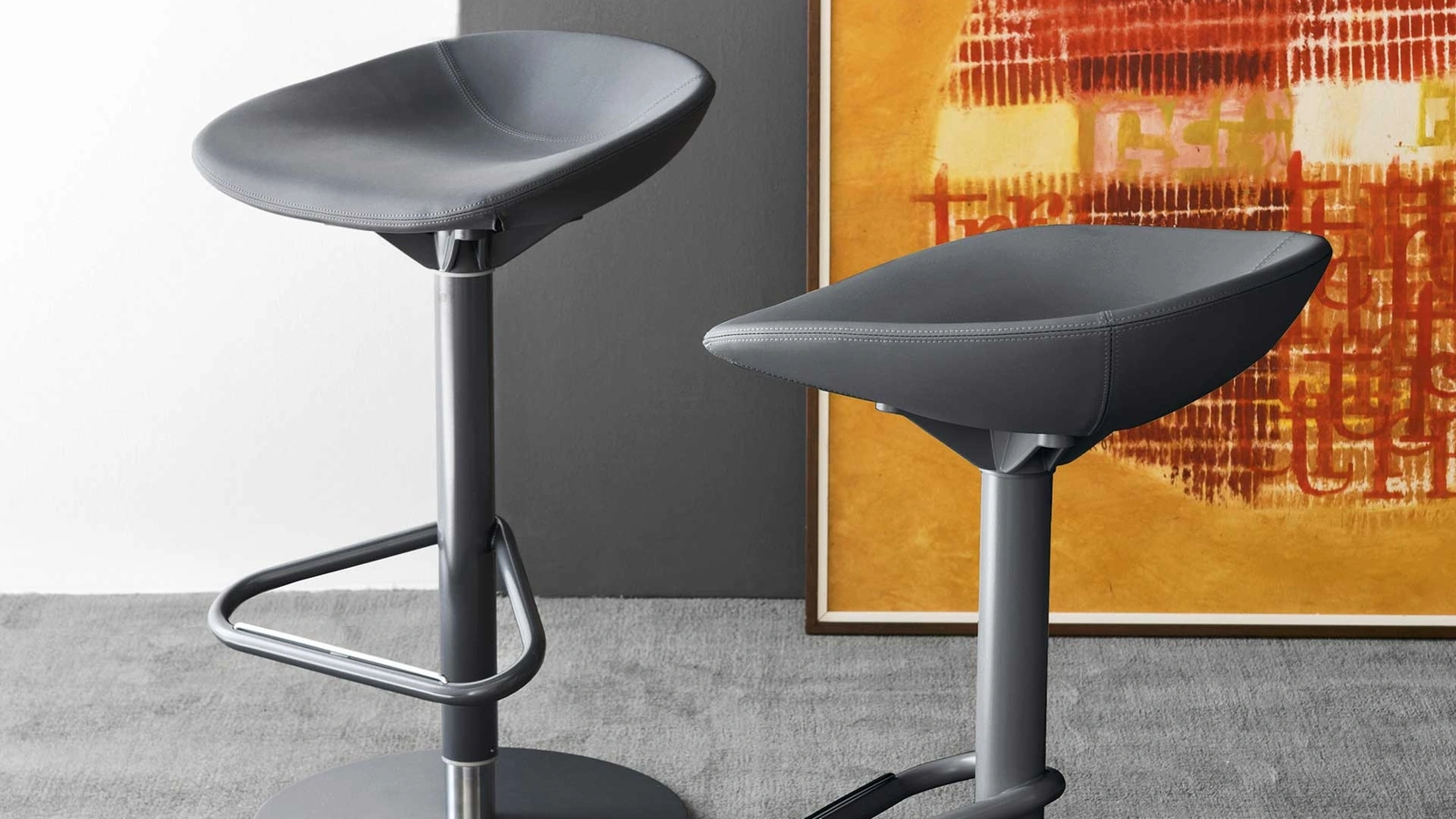 Sgabello regolabile Palm in tessuto effetto pelle di Calligaris