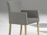 Sedia Candy con braccioli in tessuto con gambe in legno di Sedie Brianza