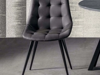 Sedia Carnaby 4G in ecopelle grigio titanio imbottita e trapuntata con struttura in metallo verniciato nero di La Seggiola