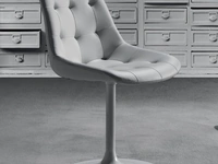 Sedia Charme in ecopelle bianco imbottito e trapuntato con base in acciaio verniciato di La Seggiola