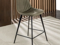 Sgabello Cinquecento Stool 4 gambe 65 rivestito in eco Nabuk imbotttito e trapuntato con struttura in metallo verniciato nero di La Seggiola