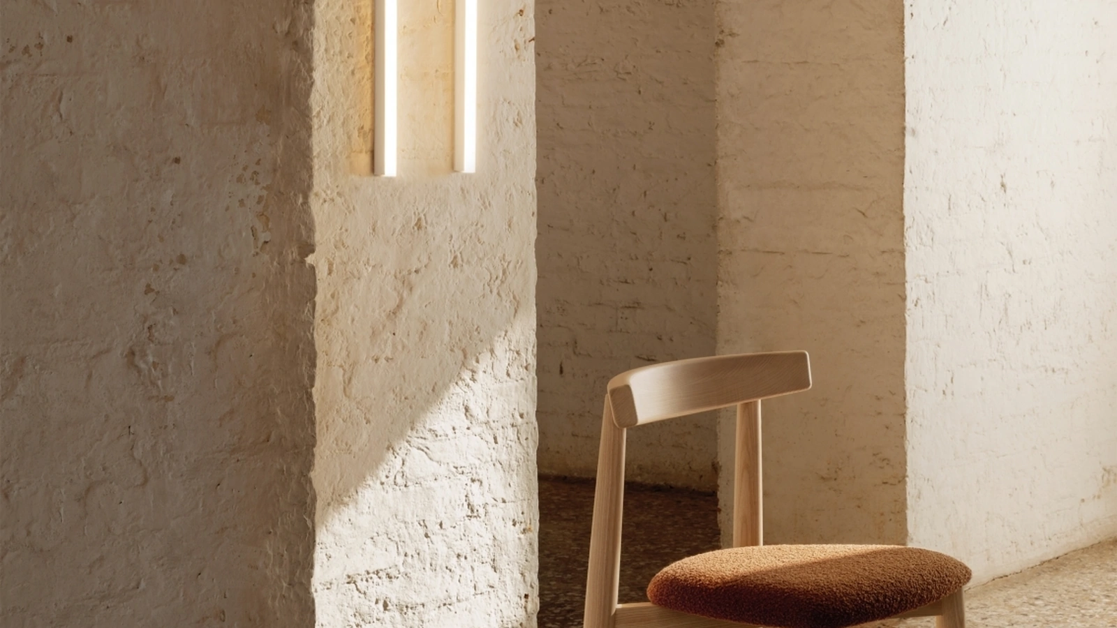 Sedia Claretta Bold in frassino tinto rovere con seduta imbottita in tessuto di Miniforms