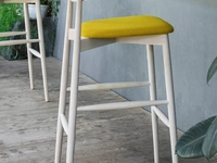 Sgabello Claretta in frassino con seduta in tessuto imbottito di Miniforms