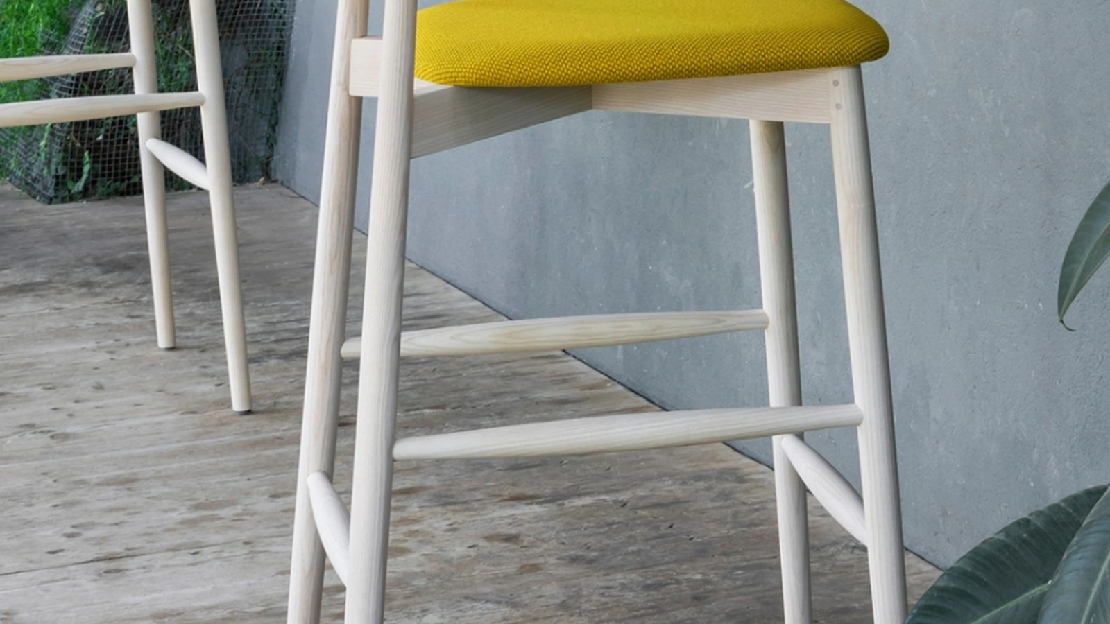 Sgabello Claretta in frassino con seduta in tessuto imbottito di Miniforms