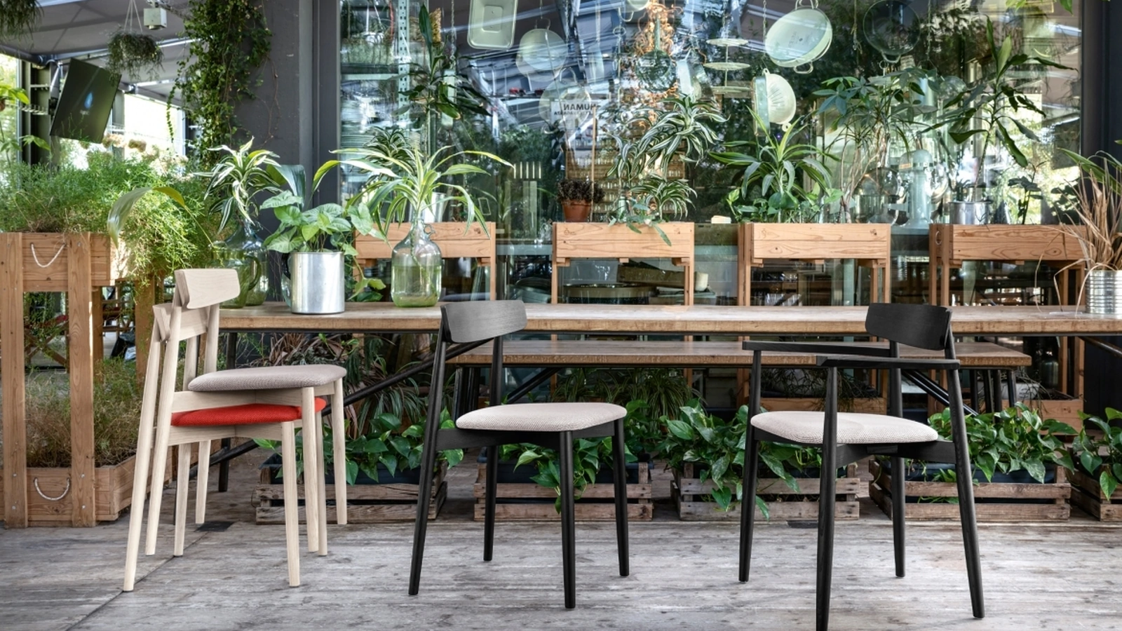 Sedia impilabile Claretta in legno con o senza braccioli con seduta in tessuto imbottito di Miniforms