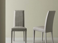 Sedia in ecopelle Class con struttura laccata in tinta di La Seggiola