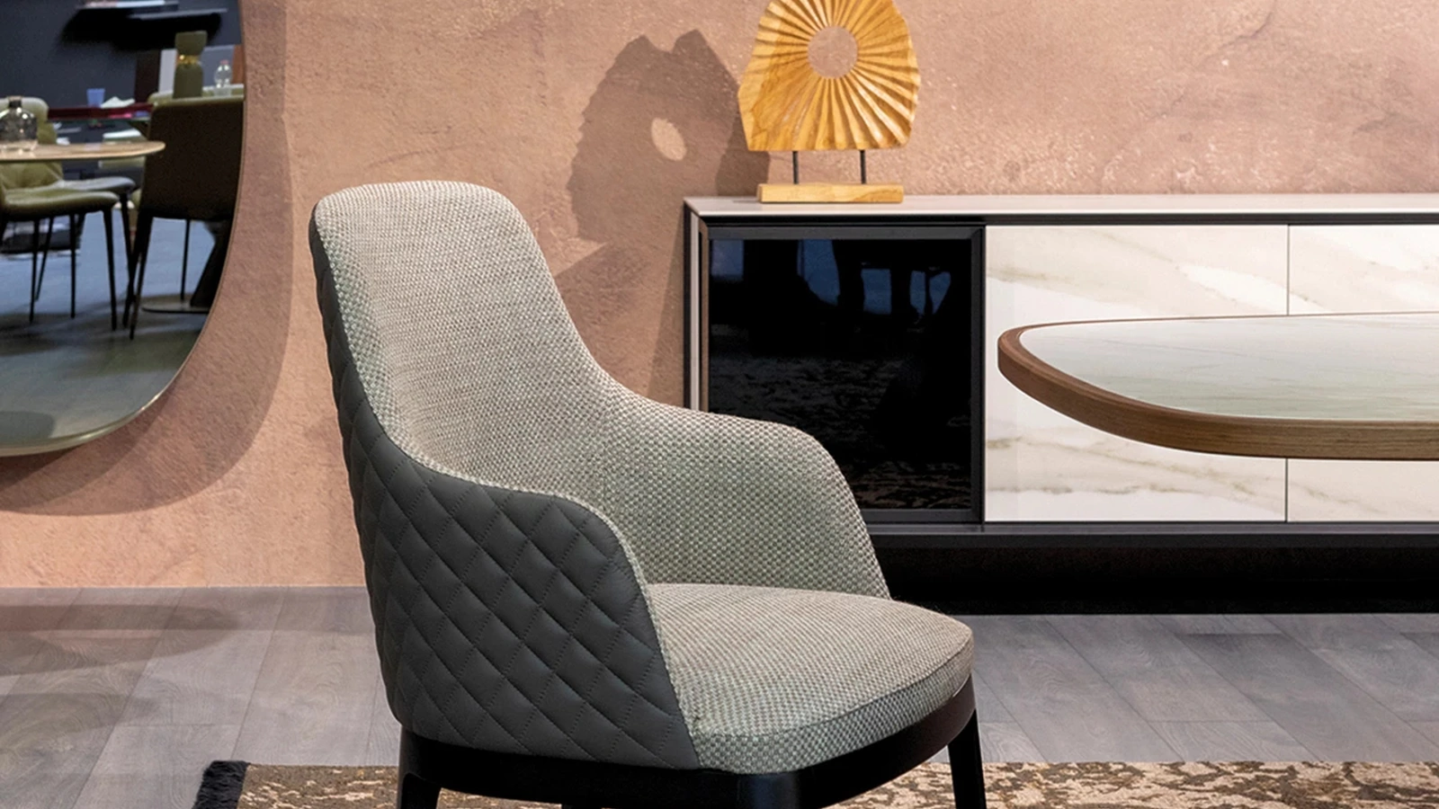 Sedia Cleo Élite in tessuto e pelle trapuntata di Tonin Casa