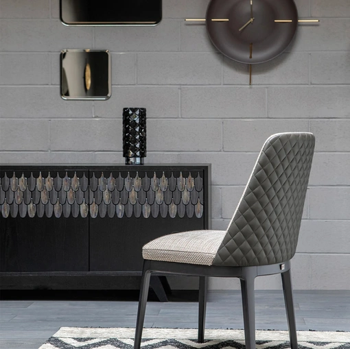 Sedia Cleo Élite in tessuto e pelle trapuntata di Tonin Casa