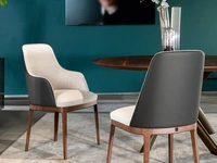 Sedia con e senza braccioli in pelle e tessuto con gambe in legno Cleo di Tonin Casa