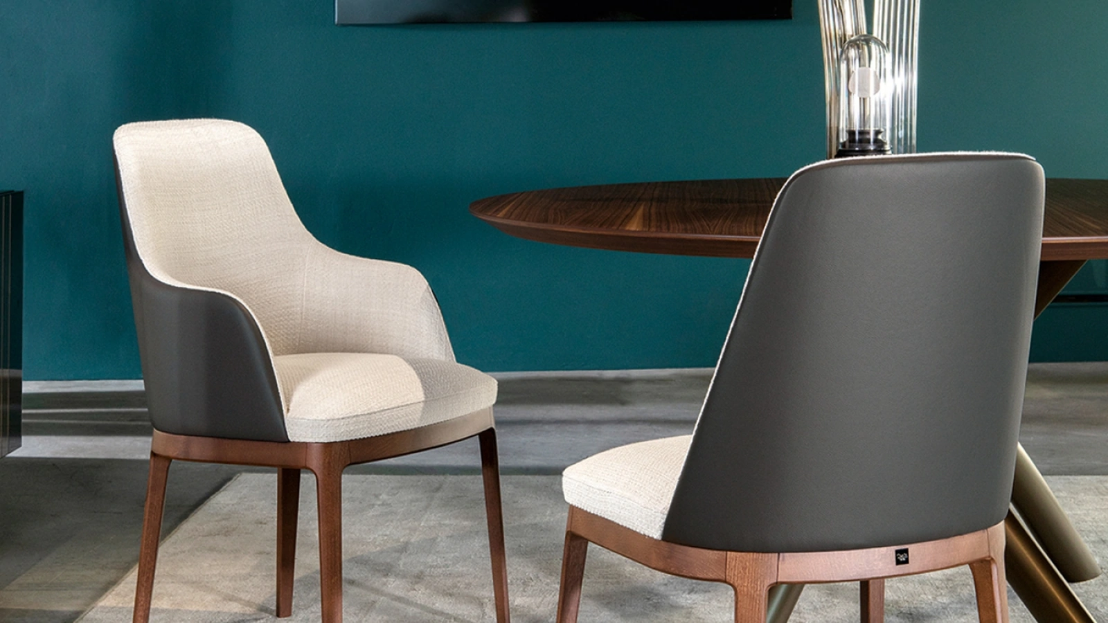 Sedia con e senza braccioli in pelle e tessuto con gambe in legno Cleo di Tonin Casa