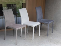 Sedia Cloe Plus completamente rivestita in eco Nabuk di La Seggiola