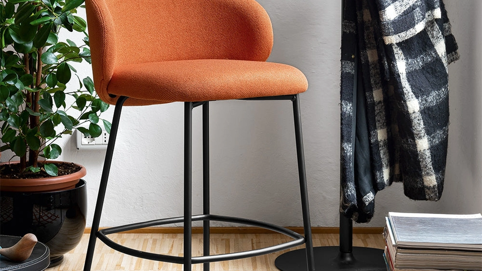 Sgabello in tessuto con base in metallo Tuka di Connubia