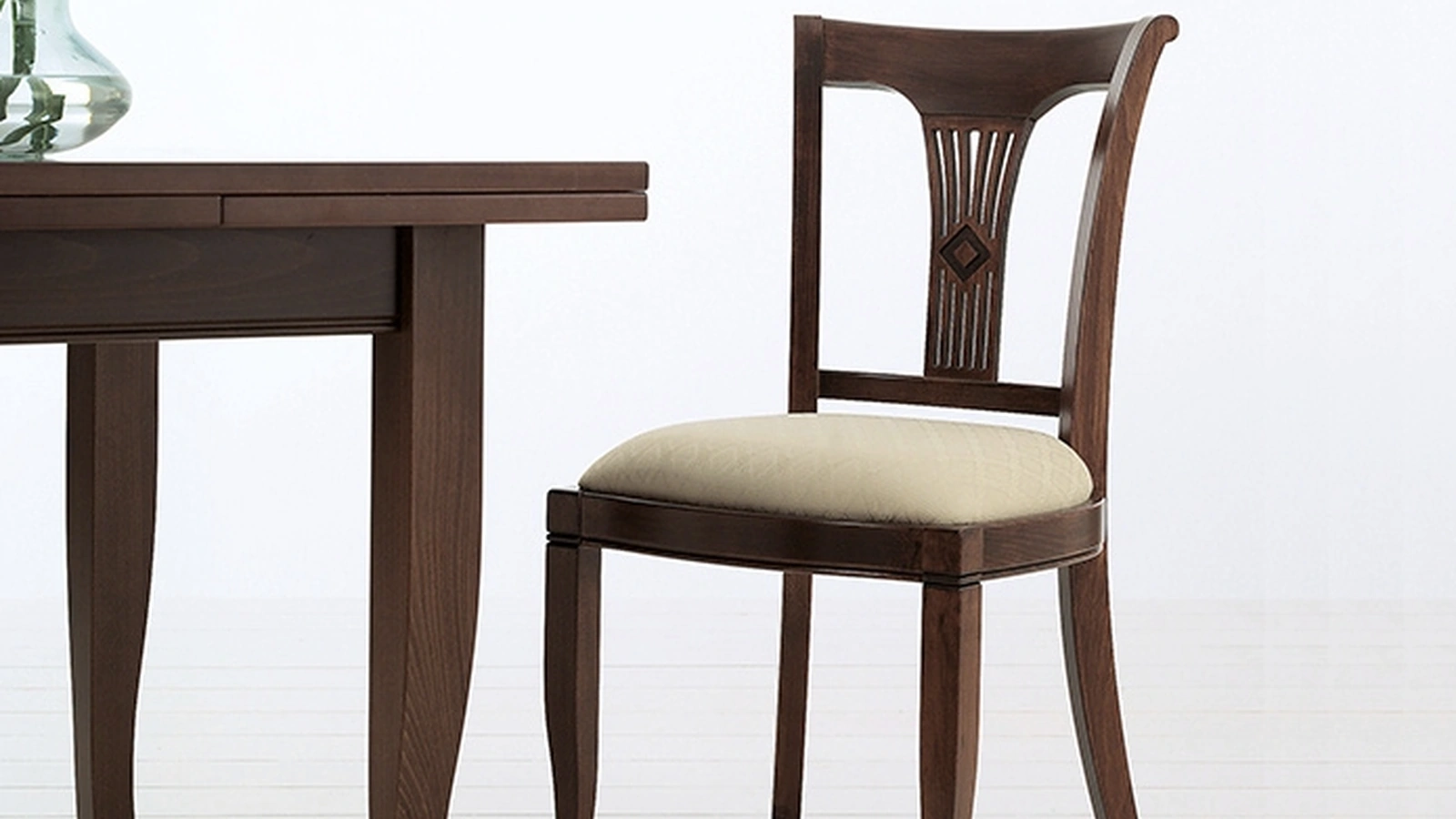 Sedia classica Cosetta in legno con seduta in tessuto imbottito di Sedie Brianza