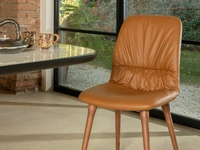 Sedia in pelle Dafne con gambe in legno di Tonin Casa