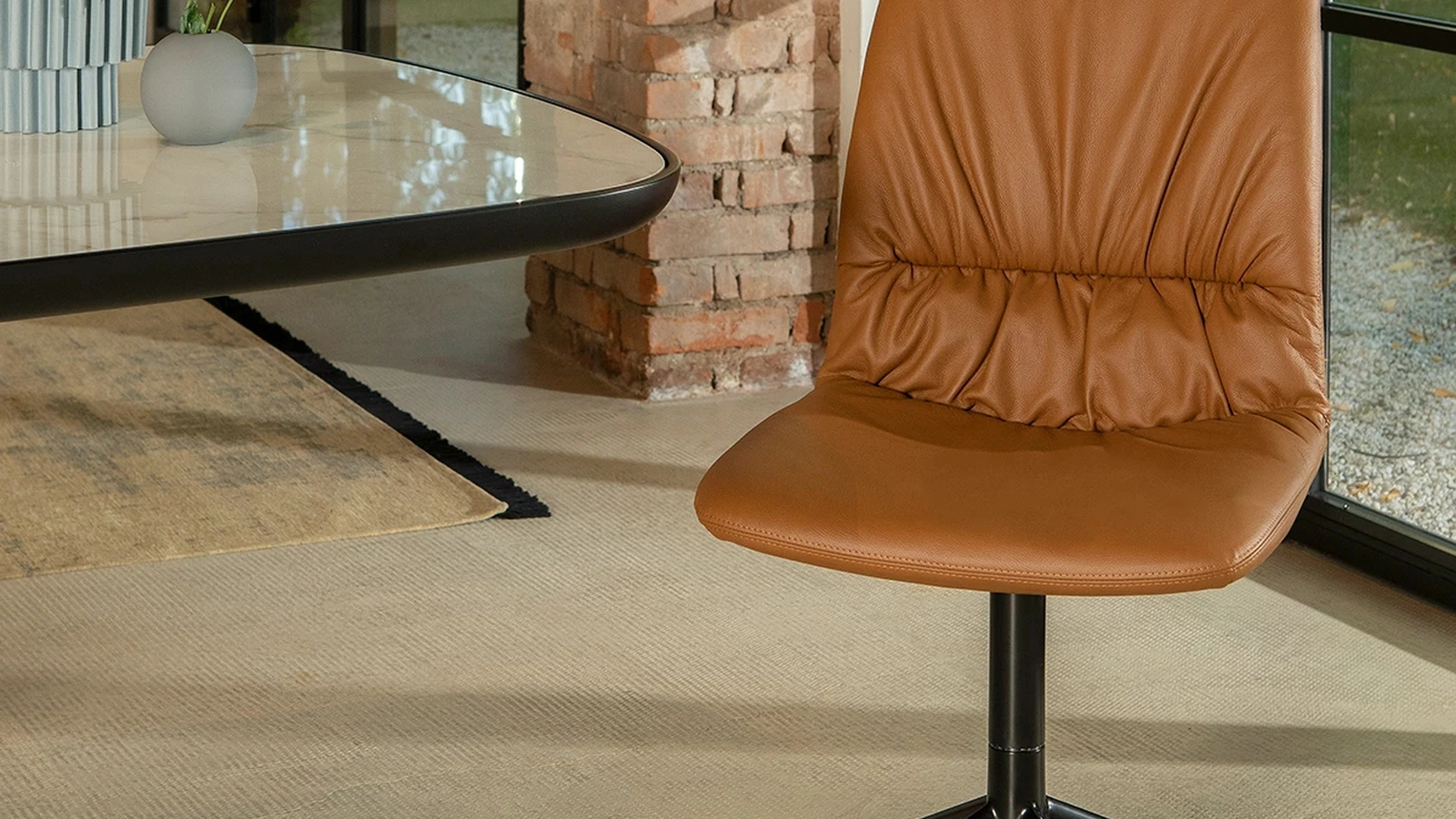 Sedia in pelle Dafne Swivel di Tonin Casa