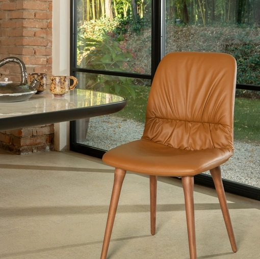 Sedia in pelle Dafne con gambe in legno di Tonin Casa