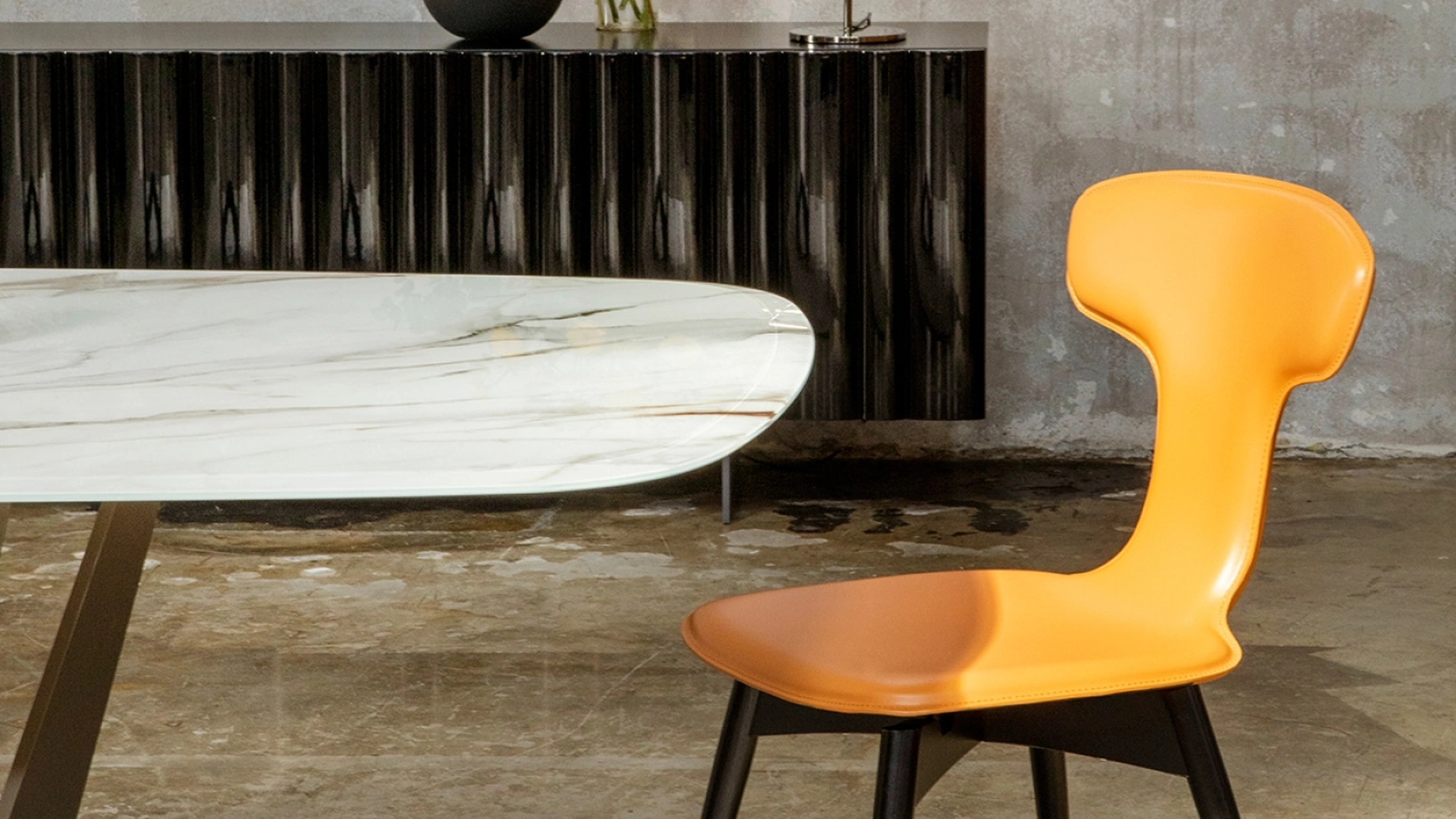 Sedia in cuoio Dauphine di Tonin Casa