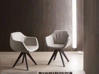 Sedia moderna con braccioli rivestita in pelle con base in legno Delia di Ozzio