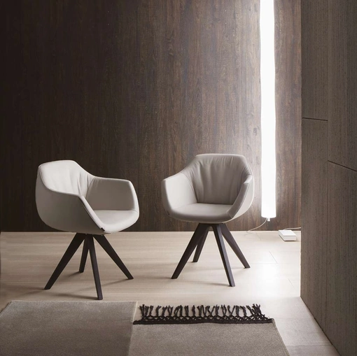Sedia moderna con braccioli rivestita in pelle con base in legno Delia di Ozzio
