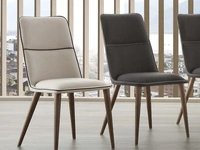 Sedia Diva rivestita in ecopelle con base in Frassino massello tinto noce di La Seggiola