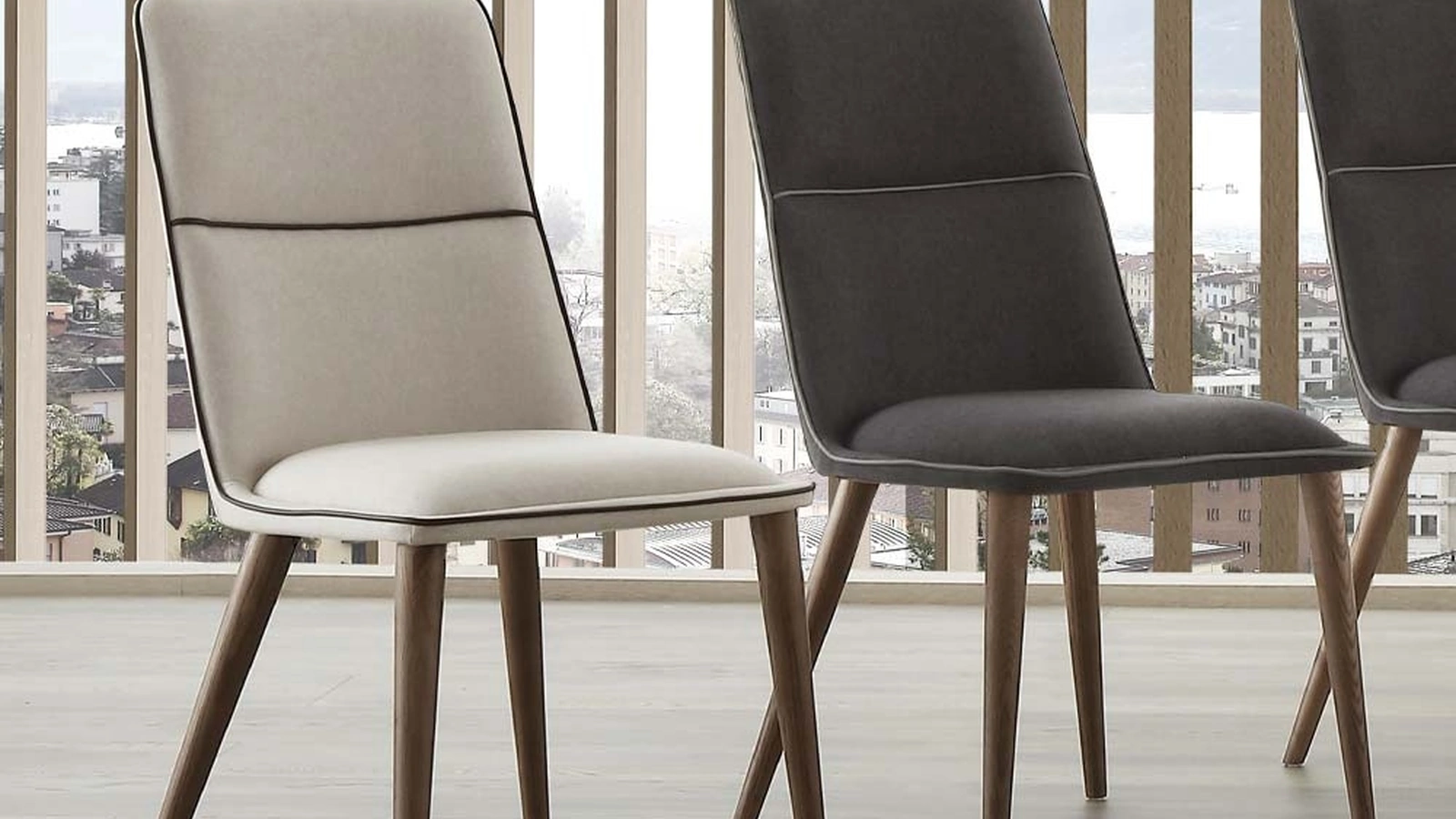 Sedia Diva rivestita in ecopelle con base in Frassino massello tinto noce di La Seggiola