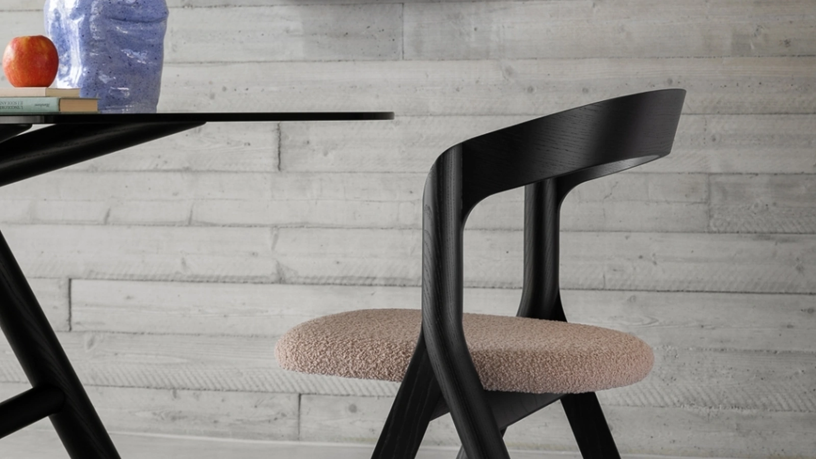 Sedia impilabile Diverge in frassino nero con seduta in tessuto imbottito di Miniforms