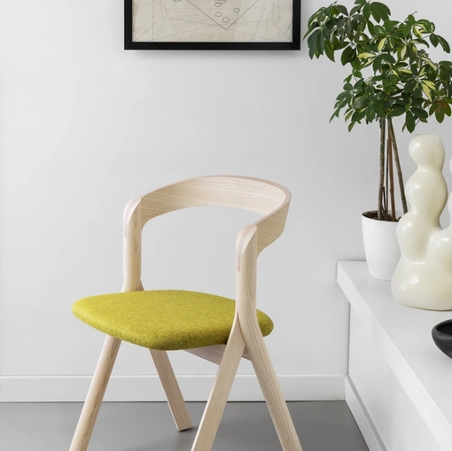 Sedia impilabile Diverge in frassino con seduta in tessuto imbottito di Miniforms