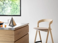 Sgabello Diverge in frassino con seduta in tessuto imbottito di Miniforms