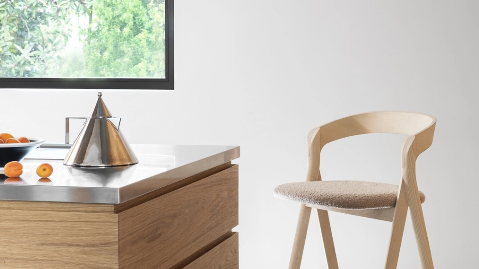 Sgabello Diverge in frassino con seduta in tessuto imbottito di Miniforms