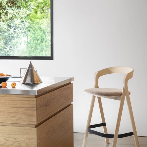 Sgabello Diverge in frassino con seduta in tessuto imbottito di Miniforms