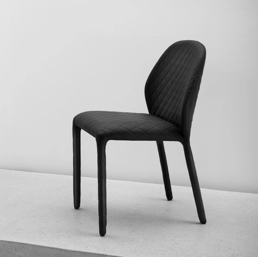 Sedia Dumbo in tessuto nero trapuntato di Miniforms