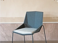 Sedia impilabile in feltro Eco di Trevisan Asolo