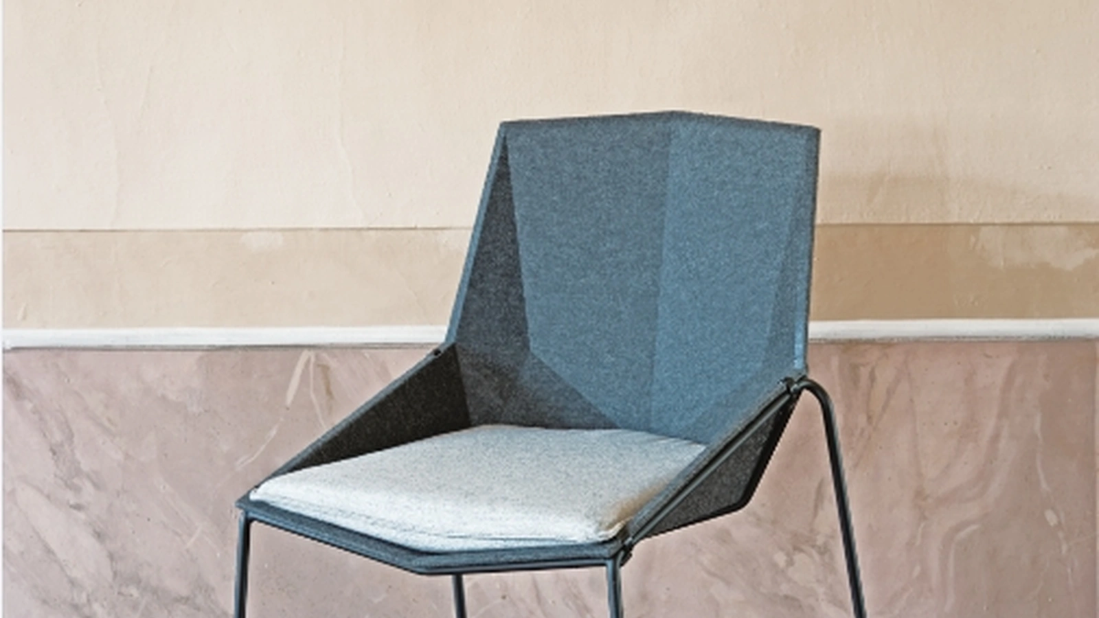 Sedia impilabile in feltro Eco di Trevisan Asolo