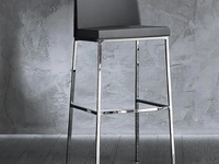 Sgabello Erik 80 in ecopelle con struttura in metallo cromato di La Seggiola