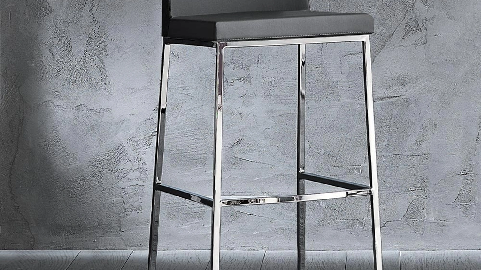 Sgabello Erik 80 in ecopelle con struttura in metallo cromato di La Seggiola