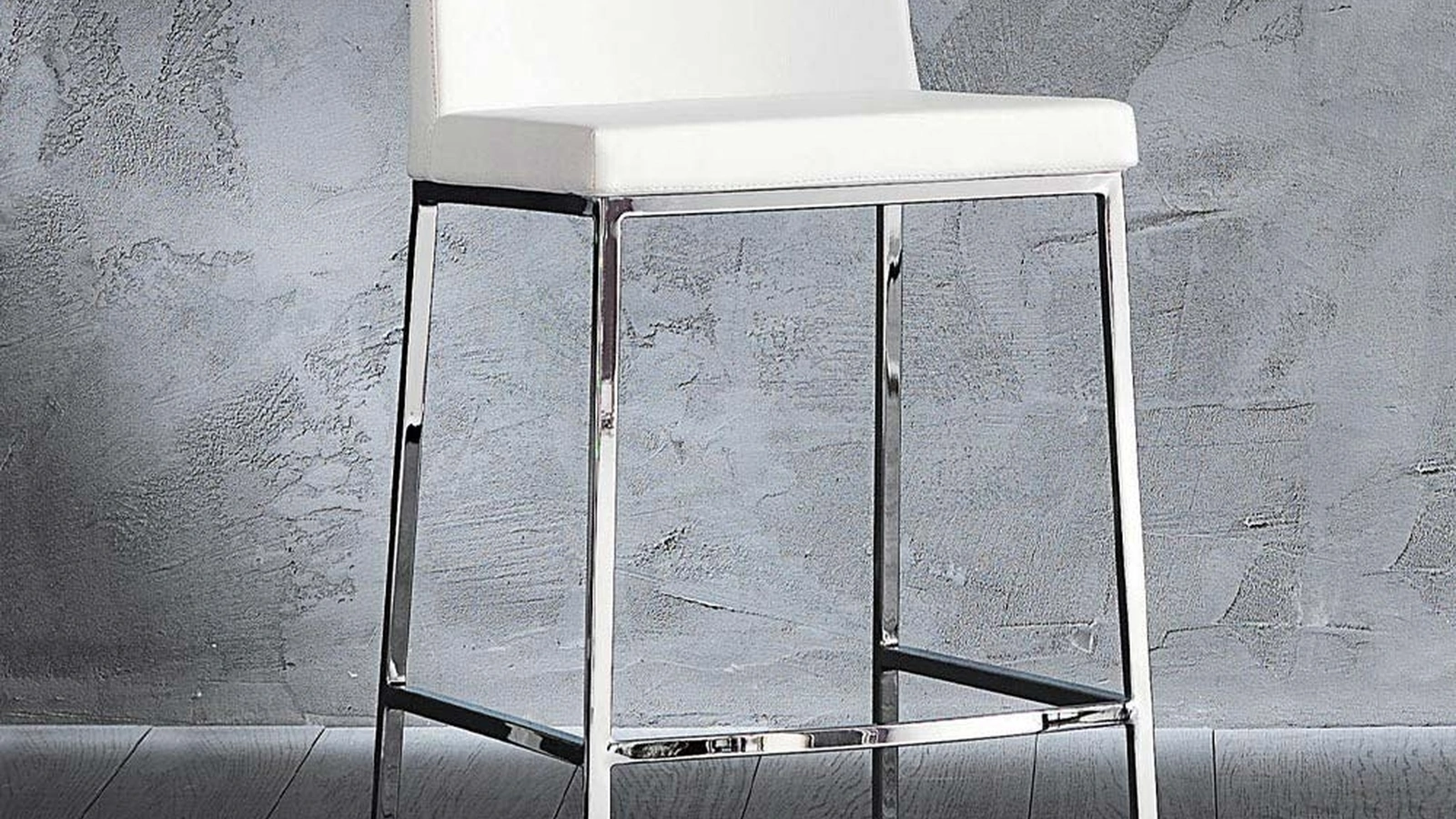 Sgabello Erik 65 in ecopelle con struttura in metallo cromato di La Seggiola