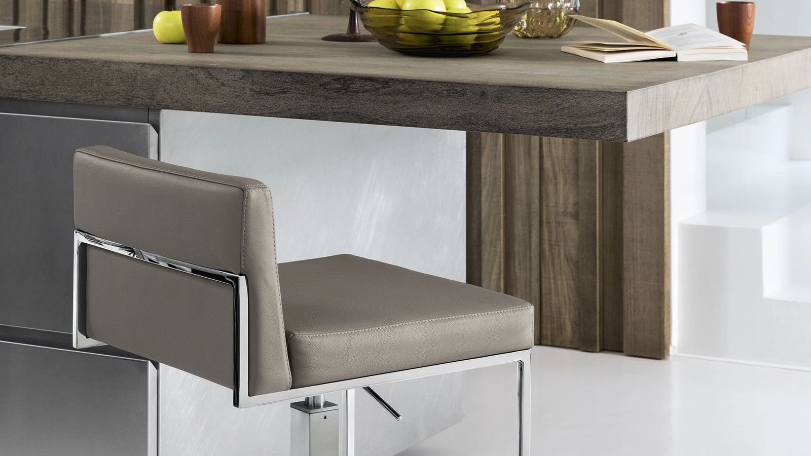 Sgabello girevole e regolabile in altezza in pelle Even Plus di Calligaris