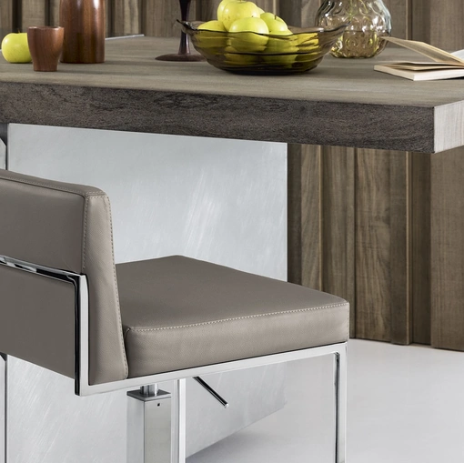 Sgabello girevole e regolabile in altezza in pelle Even Plus di Calligaris