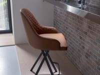 Sgabello in ecopelle con schienale trapuntato e basamento in metallo Febo di Ozzio